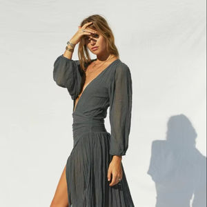 Robe de mode féminine avec manches bouffantes, fente latérale et plis à la taille - Product Image 1