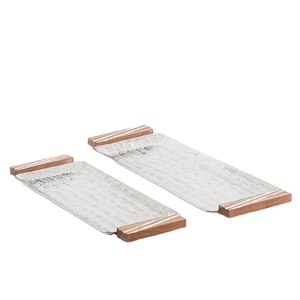 Bandeja de metal rectangular al por mayor con asas de madera Bandeja de aluminio de diseño martillado para servir café y té - Product Image 1