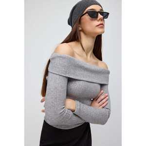 เสื้อถักแบบเปิดไหล่ - Product Image 1