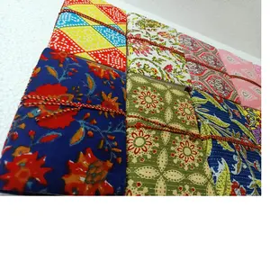 棉块印花织物覆盖bahi书籍，由回收织物制成，使用棉手工纸页，非常适合转售