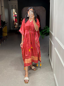 Vestido Kaftan de seda Gaji con estampado digital con encaje Gotta Patti y borlas Diseño de tamaño libre de gran tamaño Ideal para verano y especial - Product Image 2