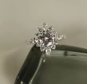 Bague de fiançailles en diamant cultivé en laboratoire de forme florale romantique 14K solide bijoux fins pour femmes ronde coupe marquise pour les fêtes de mariage - Product Image 3