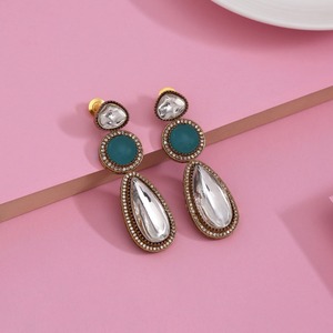 Pendientes intrincados de fusión de trabajo de Kundan, cristales de colores vibrantes, añade brillo, nueva moda, clásico, ligero, OM Fashion Studio - Product Image 5