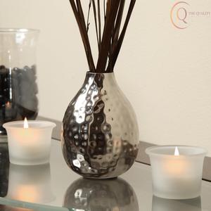 Vase de table en métal design avec finition haut de gamme et forme accrocheuse, idéal pour la décoration et un décor de luxe - Product Image 6