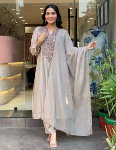 Ensemble de 3 pièces en coton mousseline pur avec broderie de sequins, Kurti, pantalon et dupatta prêts à porter, doux et respirant pour l'été - Product Image 2