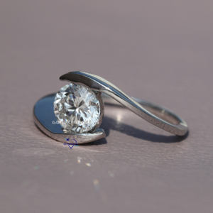 Anillo clásico personalizado de oro blanco de 14kt para mujer, Diamante cultivado en laboratorio de forma redonda con claridad VVS para bodas - Product Image 4