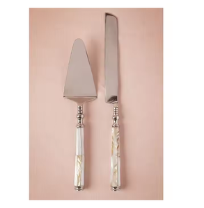 Ensemble de fromages de luxe en acier inoxydable poli miroir doré avec poignée en nacre et boîte d'emballage de cadeaux marron - Product Image 3