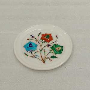 จานหินอ่อนสีขาวที่มีงานฝีมือหินสลักลายดอกไม้ที่สลับซับซ้อน - Product Image 4