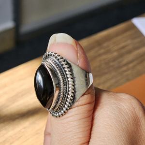 แหวนเงินอัญมณีสีดำนิลดีไซน์แบบเนปาลสำหรับงานแต่งงานหรืองานครบรอบ - Product Image 3