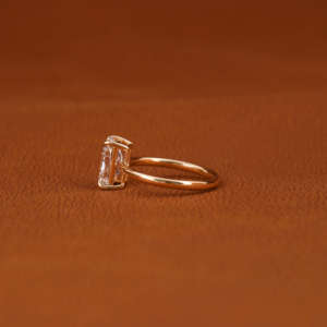 Radiant Cut Lab Grown Diamond Bezel Setting Bague de fiançailles Plaqué or 18 carats Design tendance élégant Certifié IGI Cadeau pour femme - Product Image 3