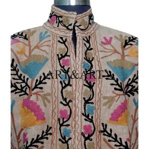 Veste courte en coton floral matelassée Suzani brodée bohème faite à la main Vêtements pour femmes - Product Image 3