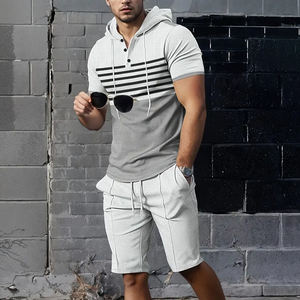 Conjunto de 2 piezas de pantalones cortos de manga corta bloqueados de color a rayas con capucha para hombre, hecho de material de fibra de poliéster y tela suave y cómoda - Product Image 6