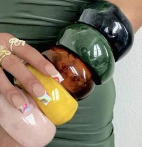 Bracelets larges en résine avec perles intégrées, style funky et ethnique - Product Image 1