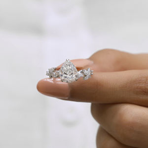 Bague de fiançailles inspirée de la nature en diamant Moissanite taillé en poire de 2.5 carats, bague d'anniversaire unique en forme de feuille pour elle - Product Image 1