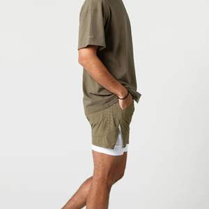 Plus lisse et plus doux 80% Nylon 20% élasthanne saule hommes doublure de Compression Short d'entraînement tissé Baggy avec poches avant - Product Image 2