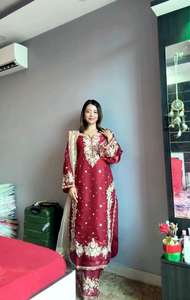 ชุดท็อปผ้าไหมชิโนนดีไซน์ใหม่คุณภาพดีเยี่ยม พร้อมกางเกงปาลาซโซและผ้าคลุมไหล่เนื้อนุ่มปักลายอย่างดี เหมาะสำหรับงานปาร์ตี้และงานเลี้ยงต้อนรับ - Product Image 4