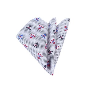 Pañuelo de cuello estampado patrón rojo y negro en blanco - Product Image 1