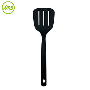 Espátula giratoria ranurada de nailon antiadherente hecha en Vietnam, utensilio de cocina de primera calidad - Product Image 1