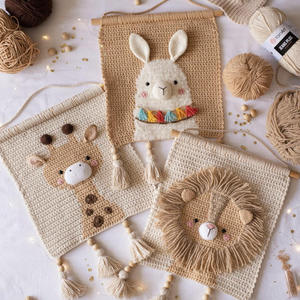 Décoration murale originale en crochet faite à la main, motif animaux de dessin animé, avec perles en bois et pompons, pour l'intérieur et l'extérieur - Product Image 1