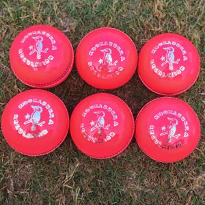 Kookaburra a Grado 156G Cuero Rosa Personalizable Cricket Ball Machine Cosido para Jugadores de Cricket - Product Image 1