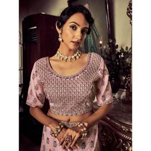 Fascinante Lehenga Choli Rosa Bordado en Tela Suave para Fiestas y Actuaciones - Product Image 5