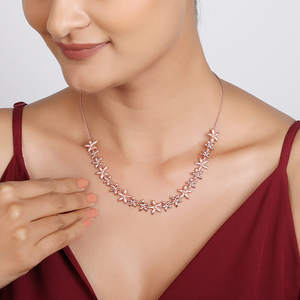 สร้อยคอลายดอกไม้สุดอินเทรนด์สีโรสโกลด์พร้อมห่วงโซ่สแตนเลสประดับเพชรและกล่องสำหรับเป็นของขวัญ - Product Image 5