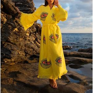 Kimono long pour femme, design fluide et doux, offrant une coupe décontractée, une sensation respirante et un style polyvalent pour les tenues contemporaines - Product Image 3