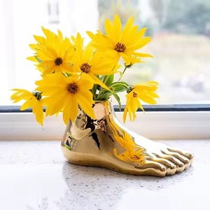Vase moderne en forme de pied avec finition miroir dorée, idéal pour les intérieurs haut de gamme et les coins distinctifs, vente en gros en provenance d'Inde - Product Image 1