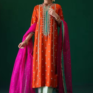 MAGNIFIQUE ROBE KURTA ORANGE, PANTALON ET CONTRASTE DUPPATA AVEC PERLES DE VERRE EN CRISTAL OMBELLISÉ, TRAVAIL DABKA pour Fête/MARIAGE = 2024 - Product Image 1