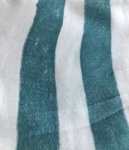 Tela de Algodón Estampada a Mano con Diseño de Rayas Onduladas en Verde Azulado y Blanco |   Textil Indio Minimalista con Rayas - Product Image 2