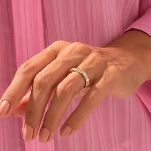 Bague exclusive sertie de diamants de laboratoire ronds, pierre centrale avec bande scintillante plaquée argent, beauté inoubliable pour elle - Product Image 3