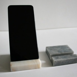 Pieza minimalista de decoración con forma de piedra blanca hecha de piedra natural elegante y versátil, ideal para interiores modernos - Product Image 5