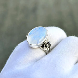 Belle bague en pierre de lune arc-en-ciel naturelle en argent sterling 925 bohème déclaration délicate bague de mariage bijoux minimalistes faits à la main - Product Image 6