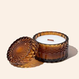 Porte-bougie en verre à l'éclat cristallin apporte une lumière douce et apaisante qui éclaircit en douceur les espaces de la maison, créant une ambiance de soirée sereine et charmante. - Product Image 2