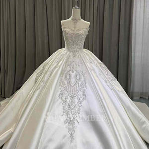 Vestido de Novia OY010 Elegance Satinado con Escote Corazón, Cristales, Estilo Imperio, Falda Voluminosa, Cola Capilla y Flores de Encaje Modernas - Product Image 3