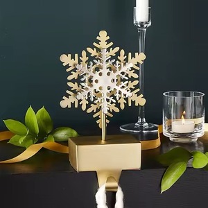 Elegante soporte de calcetín de metal para Navidad, gancho de vacaciones de moda para colgar medias y accesorios de invierno - Product Image 6