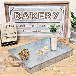 Plateau rectangulaire en acier galvanisé vintage avec poignée en corde Plateau de service décoré pour décor de table à manger de cuisine - Product Image 6