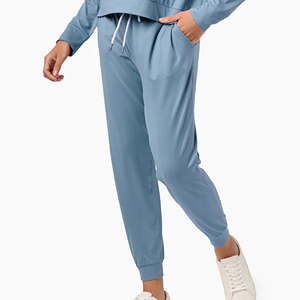 Pantalón moderno para mujer con corte ajustado, diseñado para un movimiento cómodo, con forma inteligente y apariencia elegante. - Product Image 2