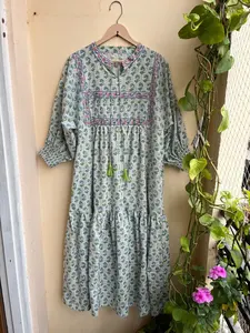 เดรสแม็กซี่สไตล์ลำลองสำหรับผู้หญิงเสื้อคลุมสไตล์อินเดียผ้าคอตตอน100% พิมพ์ลายปักและประดับพู่ - Product Image 2