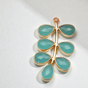 Charme en chalcédoine aqua 4x6mm en forme de feuille, argent 925 - Charme en pierre de poire facettée bleu mer, fabrication de bijoux DIY - Product Image 1