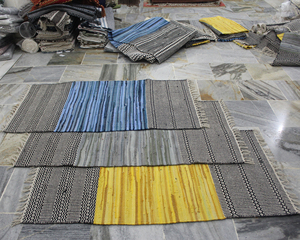 Alfombras de trapo Chindi de algodón hechas a mano de alta calidad para decoración de sala de estar tejidas y lavables con dobladillo - Product Image 1