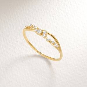 Delicado pequeño vástago dividido corte redondo laboratorio cultivado diamante minimalista anillo 18K oro encanto cumpleaños regalo para amigos - Product Image 2