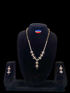 Ensemble de bijoux en acier inoxydable pour femmes de style vintage avec collier et boucles d'oreilles en diamant pour les occasions de fêtes de mariage - Product Image 2