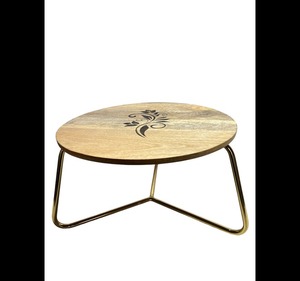Table basse de conception moderne avec le dessus en bois de manguier et la galvanoplastie de support de fer - Product Image 1