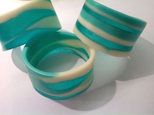 Rond de serviette en résine fait à la main avec fleurs séchées intégrées pour une table à manger élégante inspirée de la nature - Product Image 4