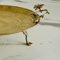 Plateau de service de luxe en laiton avec poignée florale et longue poignée de maintien pour la maison et les restaurants, disponible en gros