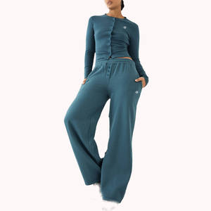 Ensemble de survêtement deux pièces pour femmes, haut à manches longues en tricot doux avec pantalon à coupe décontractée pour la production de marques privées - Product Image 1