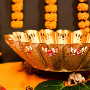 Cuencos Urli bellamente elaborados Un toque de cultura y cuencos Urli florales flotantes de lujo: perfectos para espacios espirituales - Product Image 2