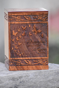 Urne de crémation à papillon Boîte commémorative en bois gravée Les anges sont proches Urnes de crémation gravées à message personnalisé pour les cendres d'adultes - Product Image 5