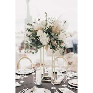 Elegante centro de mesa de metal ecológico con diseño personalizado de inspiración floral para recepciones de bodas y aniversarios - Product Image 2